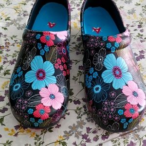 Anywhere slip resistant sz 8 nursing shoe